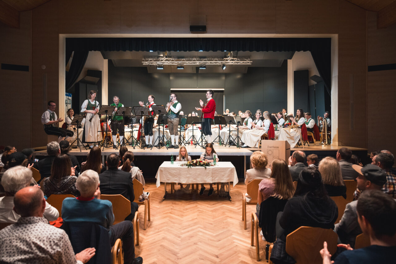 Das Klarinettenensemble Holzwurm geimeinsam mit der Musikkapelle Serfaus, beim Frühjahrskonzert 2024 im Kulturzentrum in Serfaus.