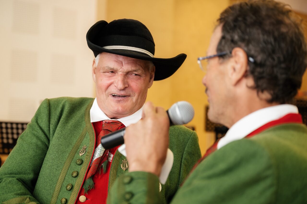 Josef Wachter beim Entgegennehmen seiner Urkunde des Tiroler Blasmusikverbandes