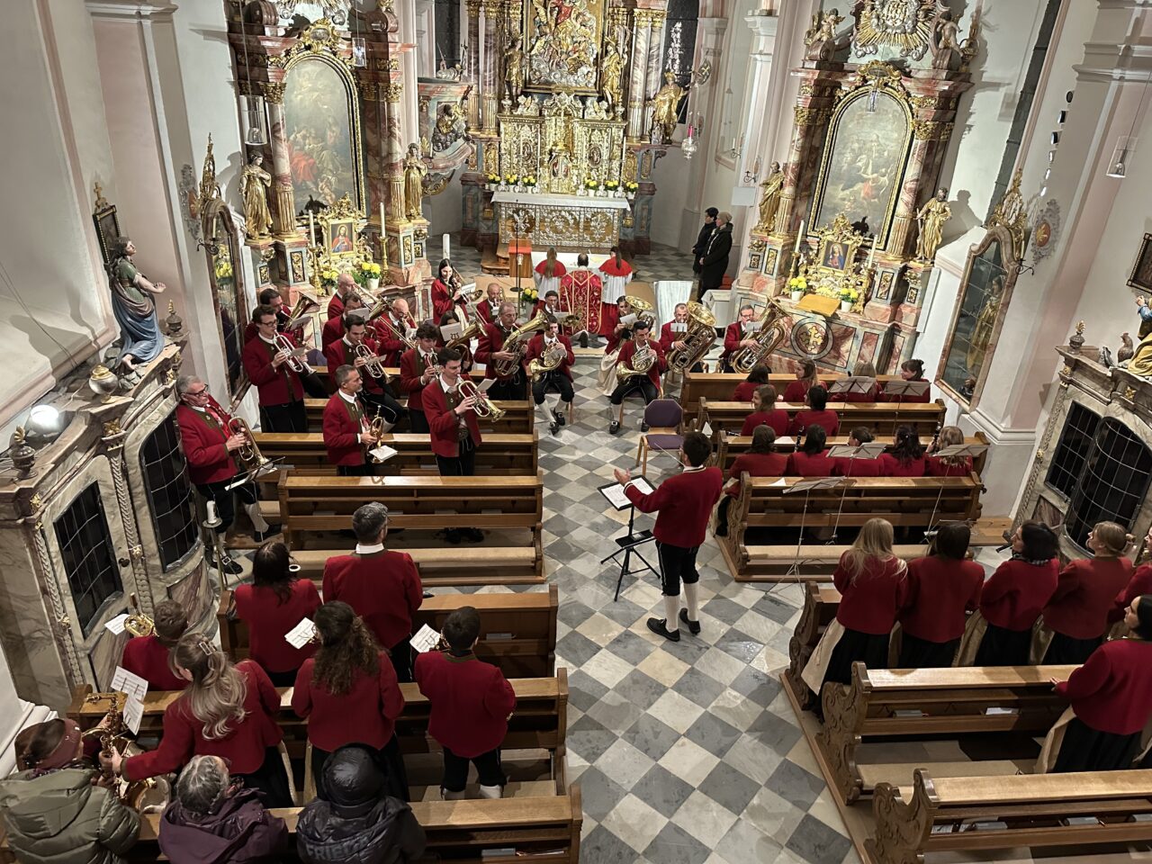 Messgestaltung der Musikkapelle Serfaus bei der Cäcilia-Messe 2024 in der Pfarrkirche in Serfaus