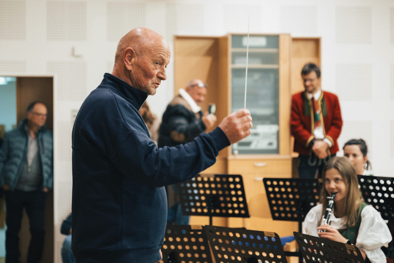 Ulli Spiecker beim Dirigieren zu seinem Geburtstagständchen
