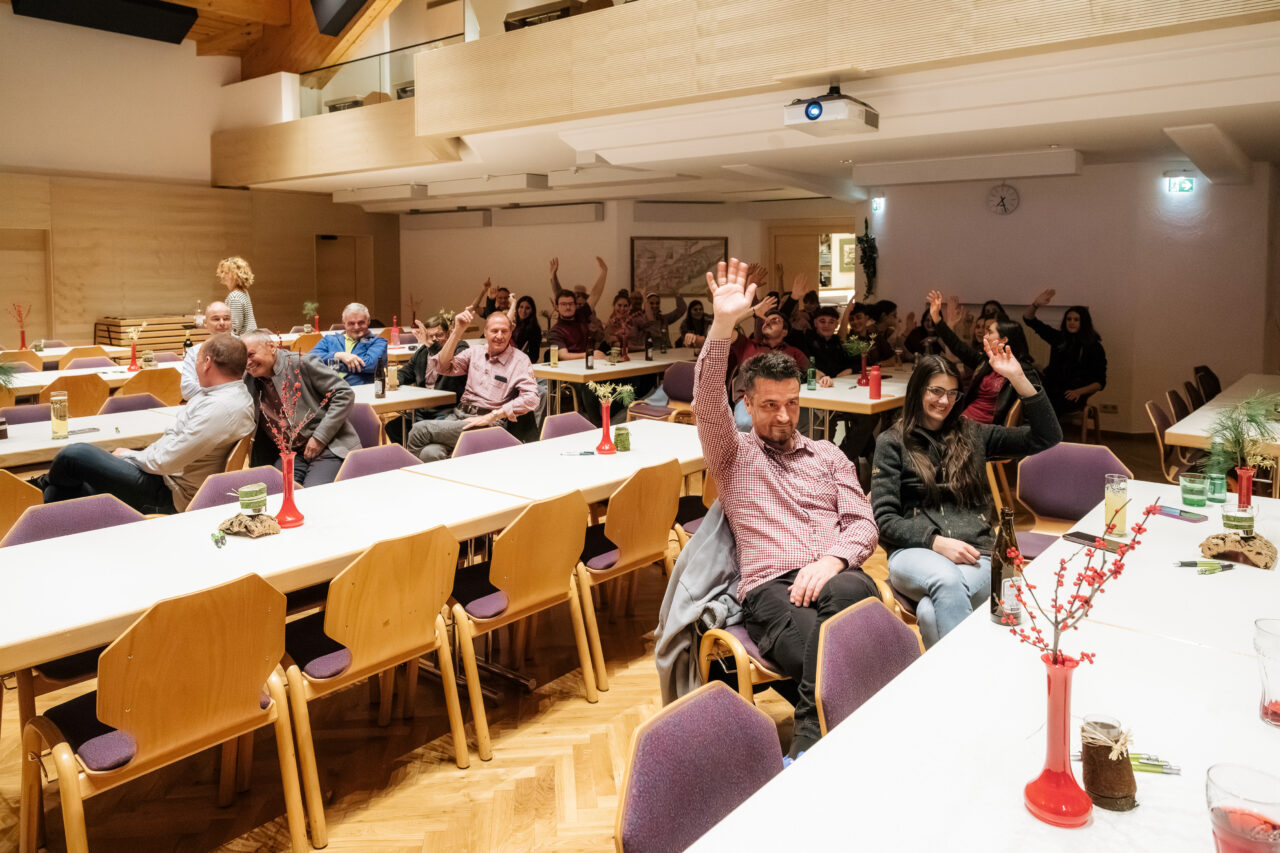 Abstimmung per Akklamtion bei der Generalversammlung der Musikkapelle Serfaus 2024